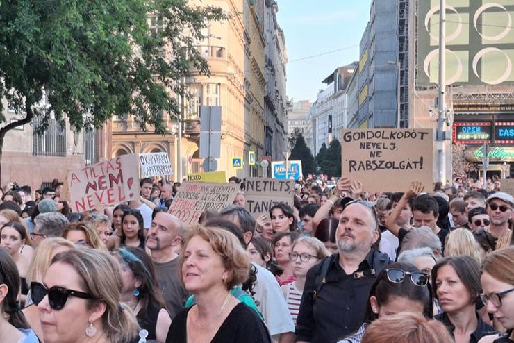 Htfn tntettek a madchos igazgat felmentse miatt a Belgyminisztrium eltt