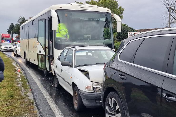 Credo busz tolt ssze ll kocsisort a 86-os fton, Szombathely Petfi-telepnl (vide)