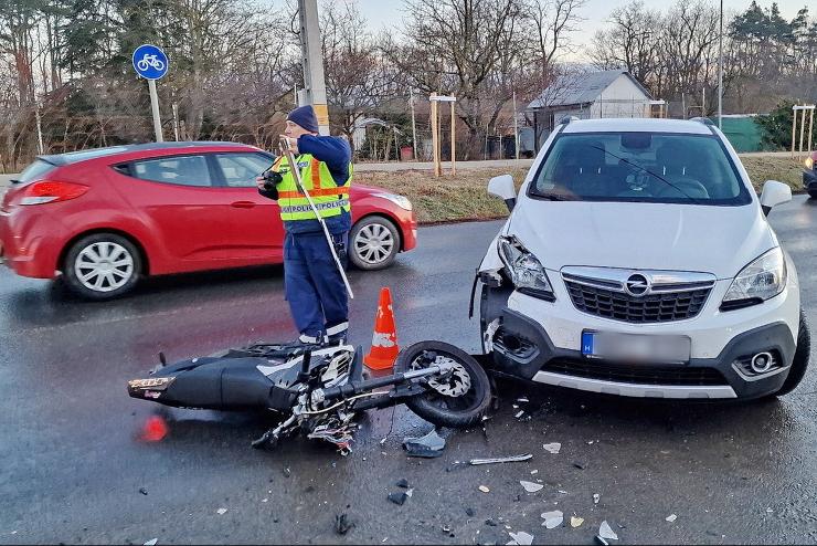 Motor el fordult egy Opel Szombathelyen - megsrlt a motoros