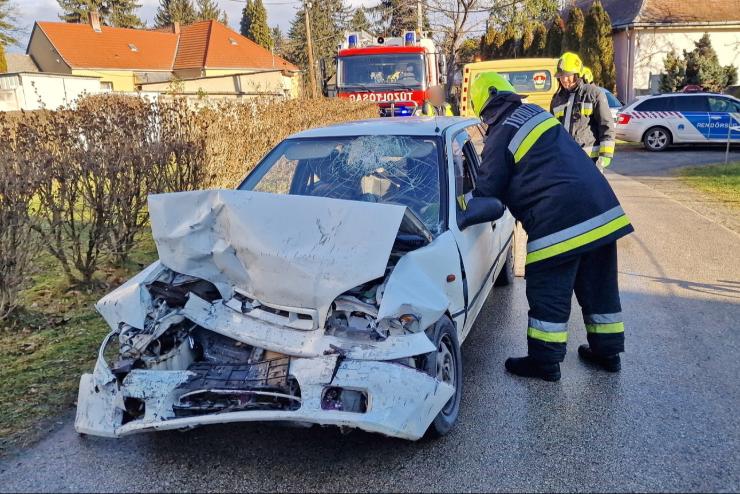 Suzuki tkztt flfrontlisan Renault furgonnal Csepregen – slyosan megsrlt az autvezet