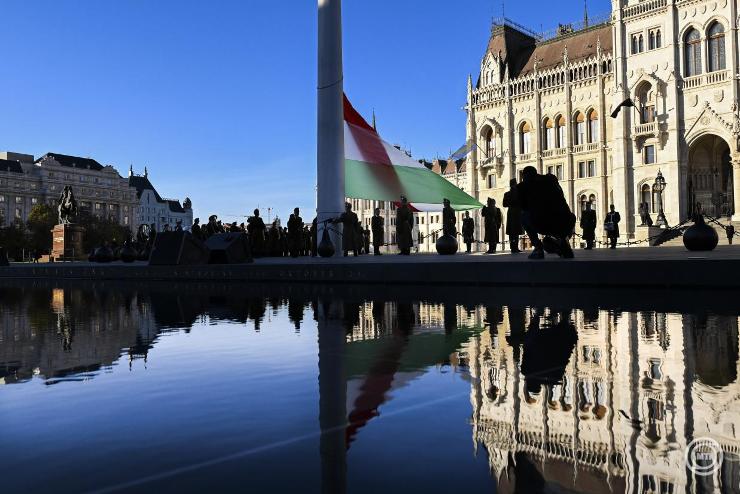 Felvontk, majd flrbcra engedtk a nemzeti lobogt az Orszghz eltt