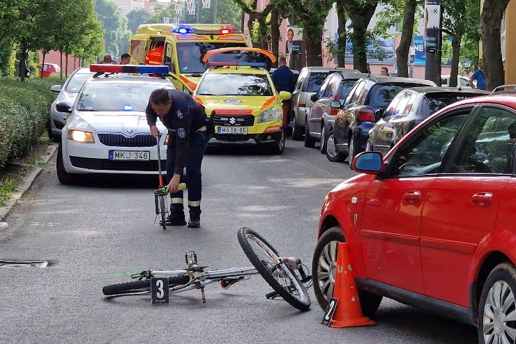 Kerkpros el fordult egy parkolbl elindul Daewoo Szombathelyen