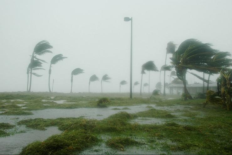 Az idei hurriknszezon legersebb vihara kzelt Florida partjaihoz 