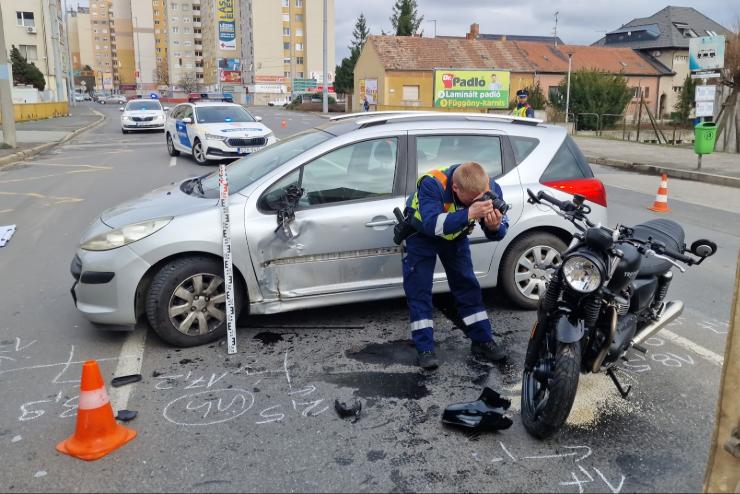 Szablytalan megforduls kzben kerlt Triumph motor el egy Peugeot Szombathelyen (helyszni vide)