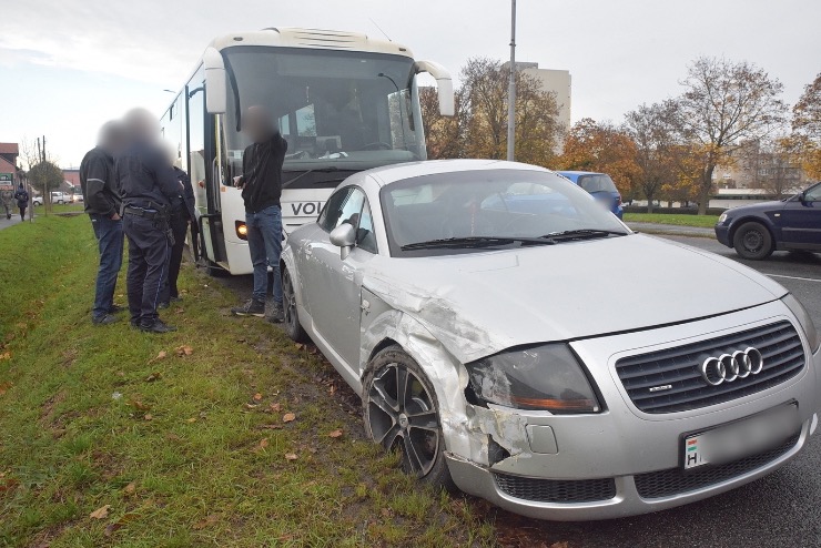 Sor vgn ll Credo busz htuljnak tkztt egy Audi Szombathelyen