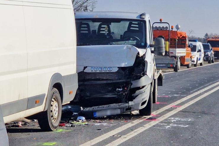 Iveco trler okozott rfutsos balesetet a 8-as fton Szemenynl