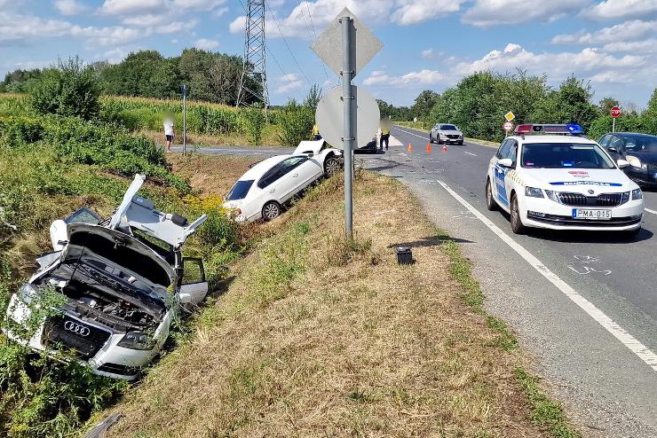 Karambol a 87-esen: VW el hajtott egy Audi, mindkt aut az rokban kttt ki