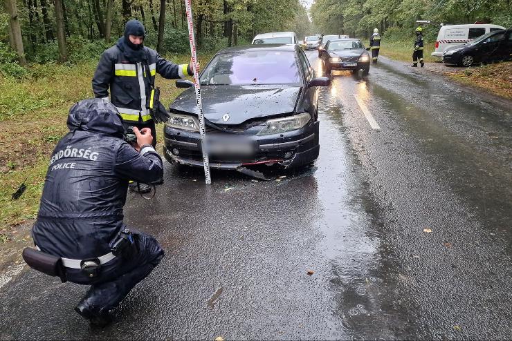 jabb baleset trtnt a veszlyes kanyarban, kt embert vittek krhzba