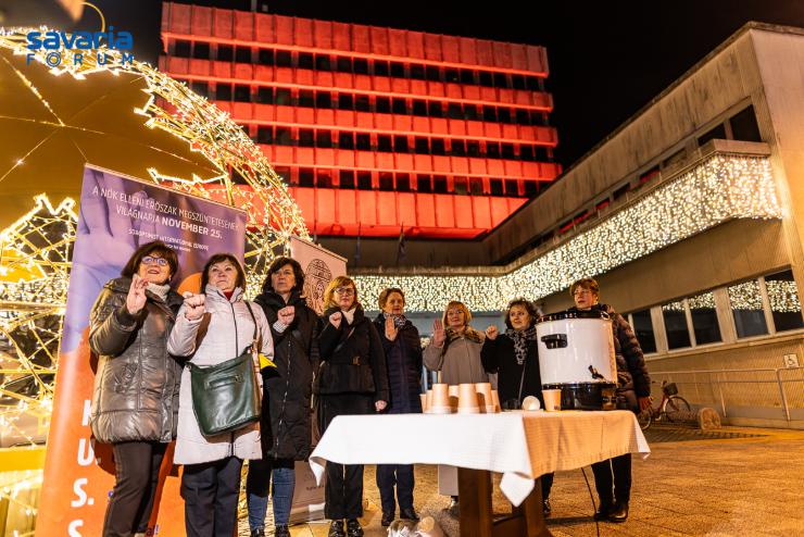 Narancssrgra festettk a szombathelyi vroshzt a nk elleni erszak megszntetsnek vilgnapjn