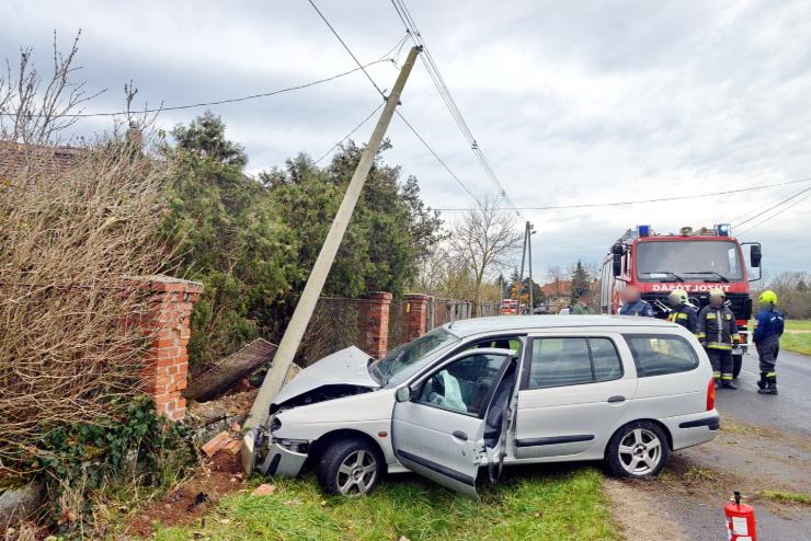 Villanyoszlopot dnttt egy Renault Rbapatyon, a kocsi tartja a srlt pznt