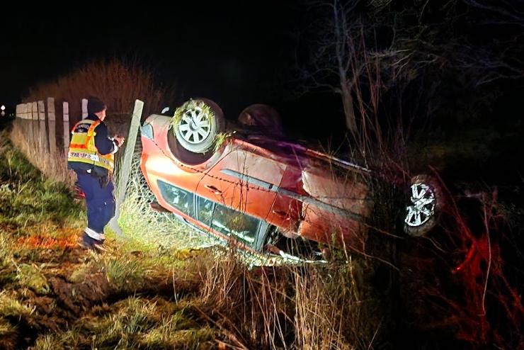 Baleset a 87-esen Tplnnl: fejtetn, oszlopot, kertst dntve llt meg a Renault