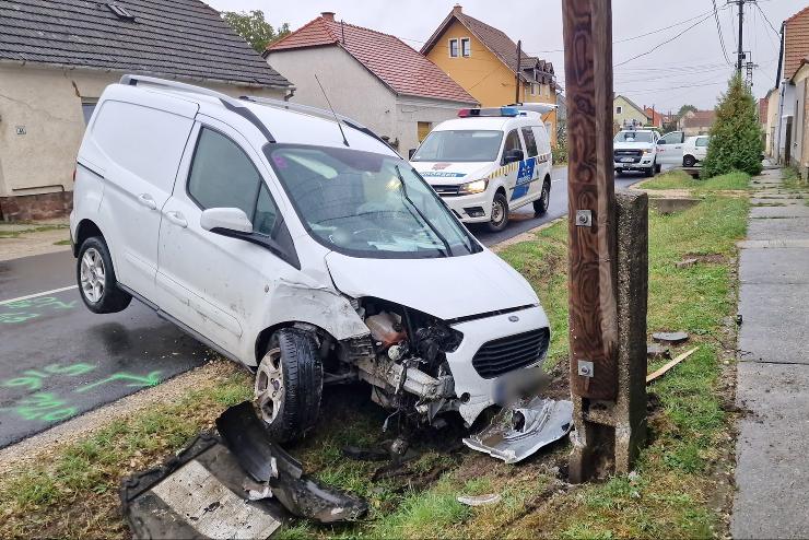 Ittas sofr hajtott oszlopnak Csepregen