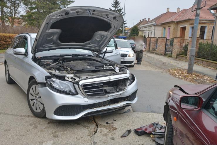 Mercedes s Ford karambolozott Gagarin t s a Szent Lszl kirly utca keresztezdsnl