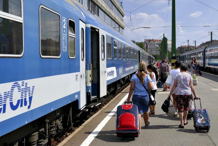 Pechje van, ha ma Szkesfehrvron t vonattal utazna Kelenfldre, vagy vissza