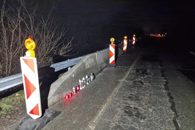 Szalagkorltnak csapdott egy aut a 8-as fton, nem messze a szombati hallos baleset helyszntl