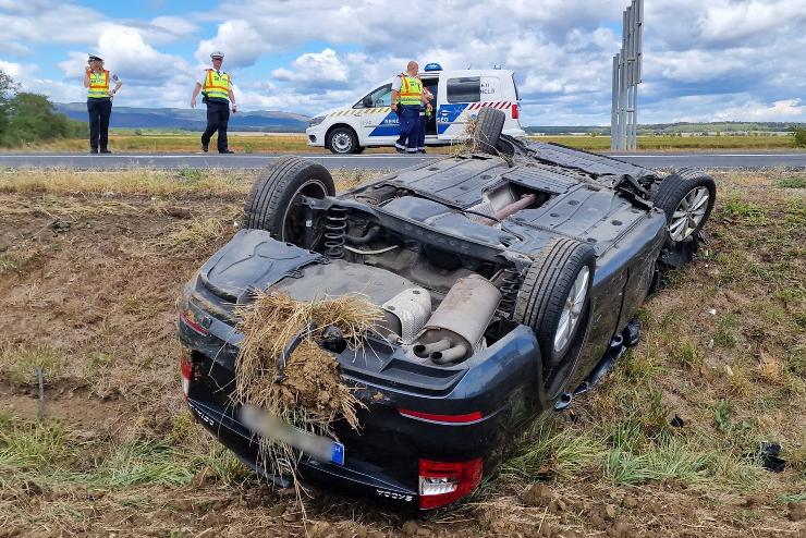 rokba bortotta a szembl rkez szemlyautt egy figyelmetlen sofr a 89-es fton