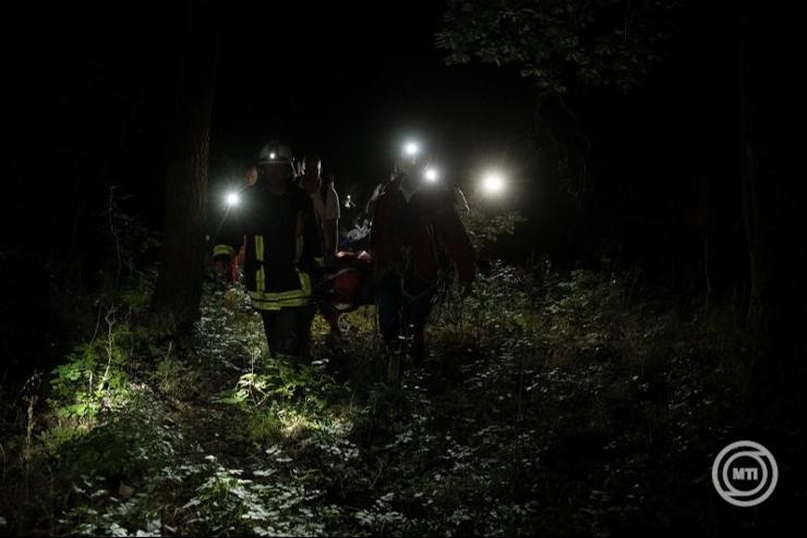 Sziklafalnak csapdott s slyosan megsrlt egy siklernys