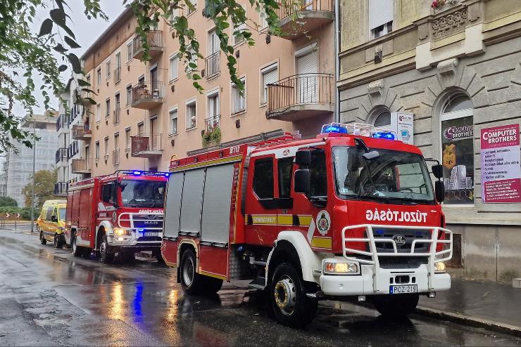 Gomolygott a fst egy szombathelyi laks ablakbl, a tzhelyen felejtettk a kolbszt