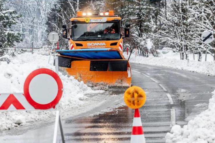 Keresztbe fordult kamionok miatt ll a forgalom az M1-es s az M3-as autplyn is