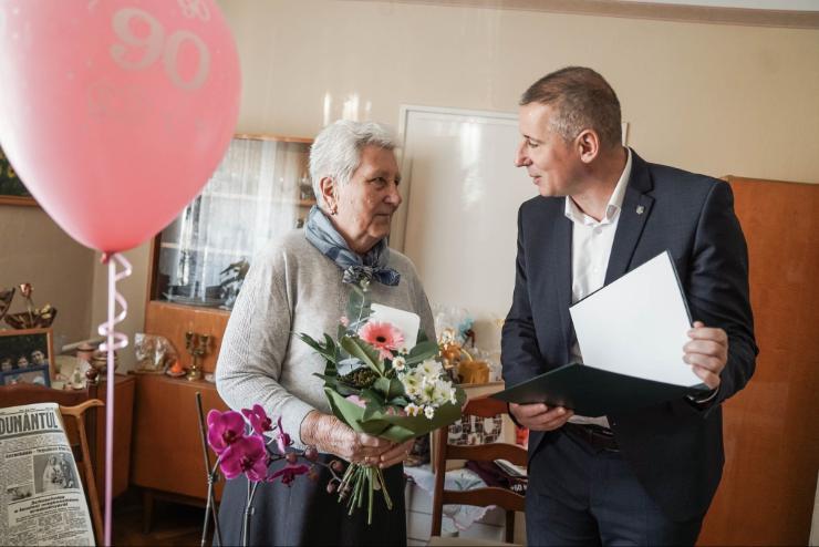 A 90 ves Mria nnit ksznttte szletsnapjn dr. Nemny Andrs polgrmester