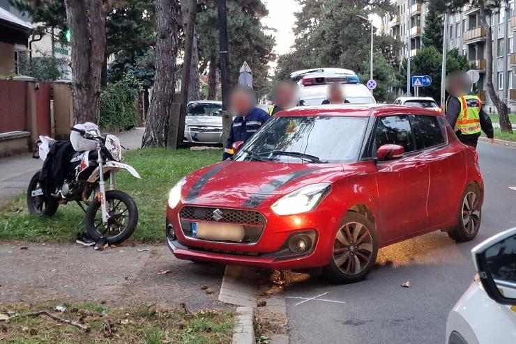 Belehajtott egy Suzukiba egy 16 ves motoros Szombathelyen