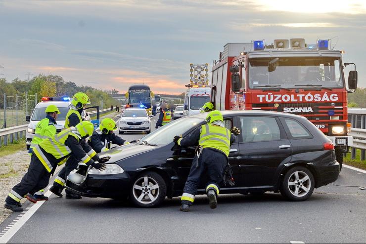 Megijedt a sofr az M86-oson, szalagkorltnak csapott egy msik autt is