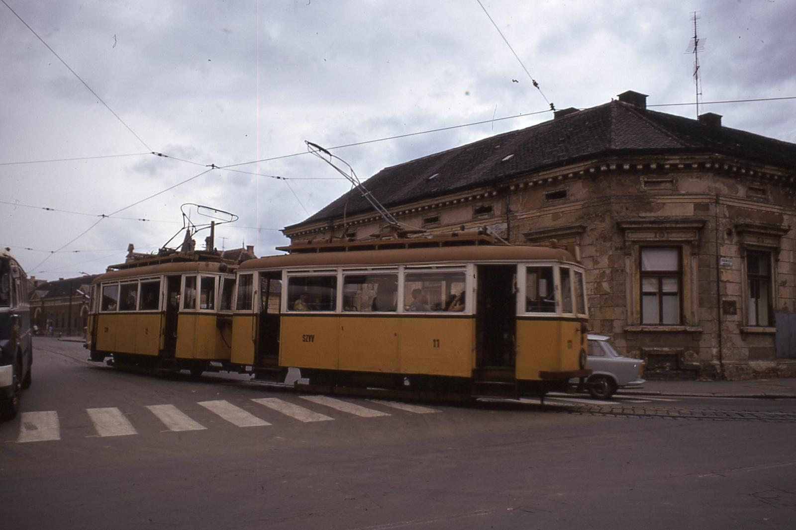 Az perint - Nagykar utca sarok - a rgi plet helyn most a benzinkt parkolja ll Fot: Bjrn Alnebo